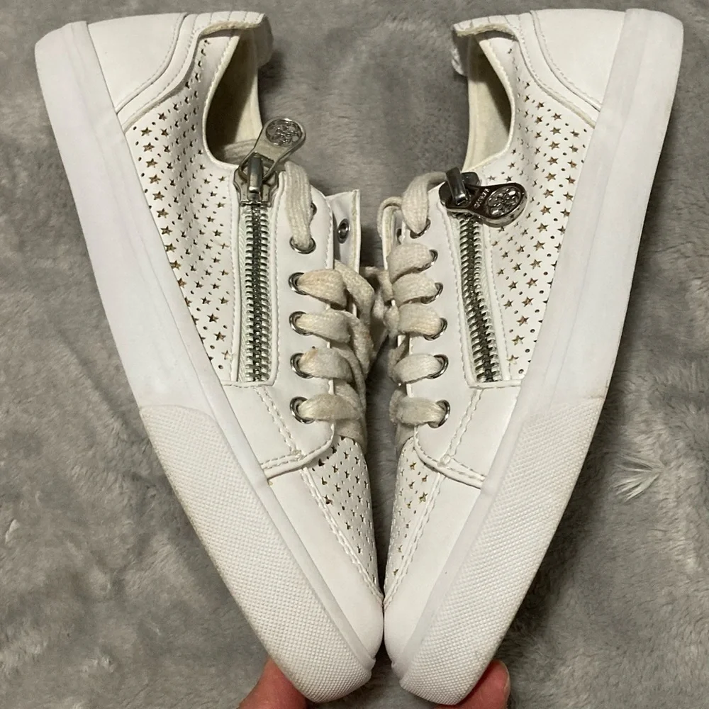 Guess Gianah White Star Perforated Lace Up Sneakers Chrome Zipper Size 7
